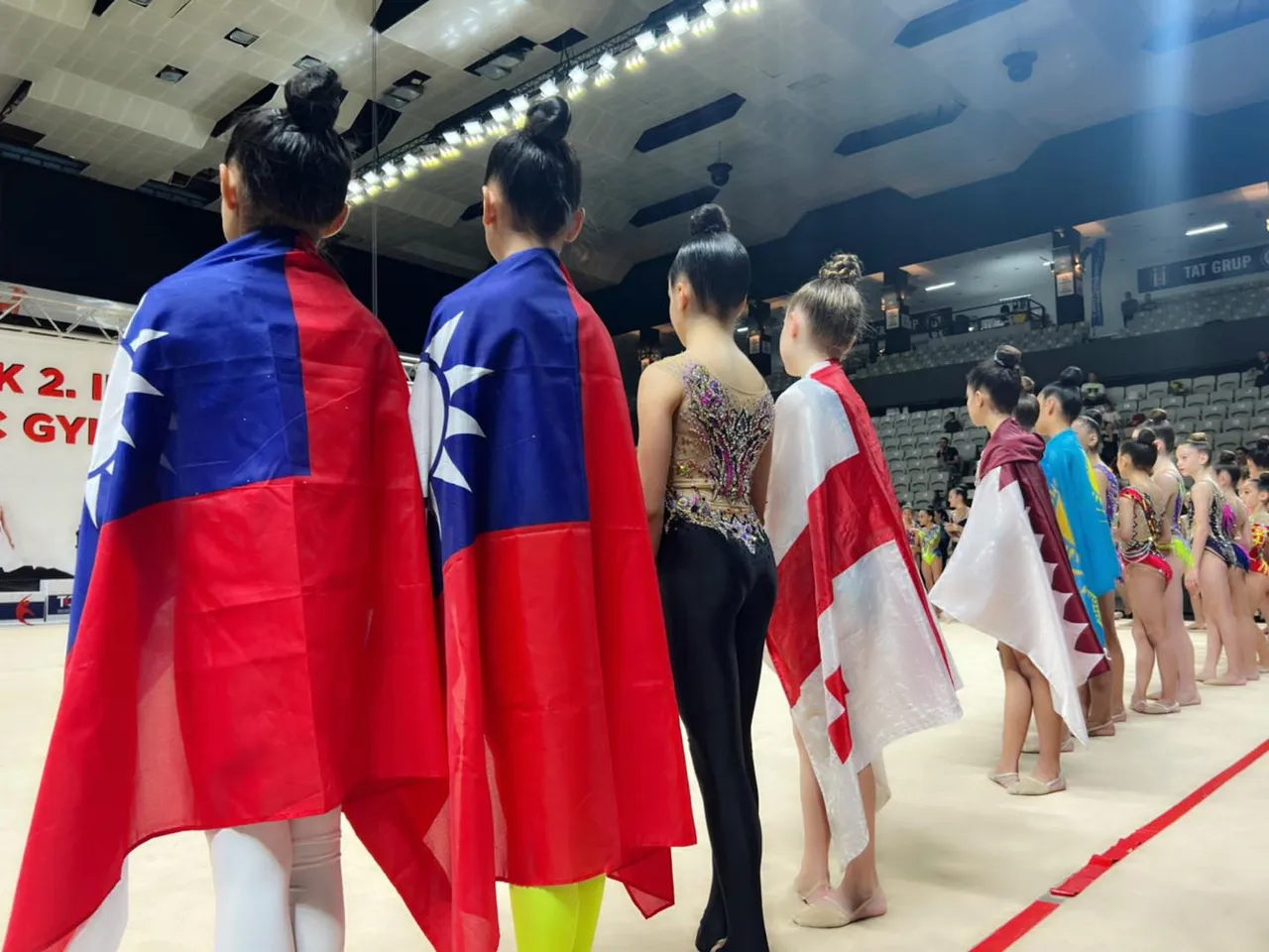 小選手們披國旗領獎,畫面讓人感動。翻攝自瑞莎臉書