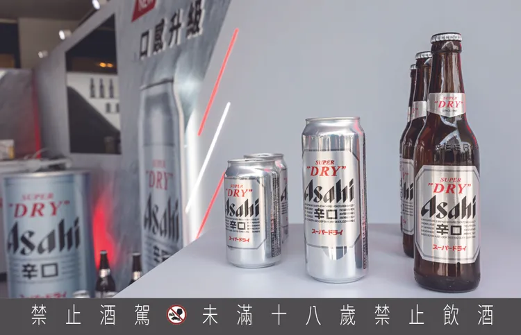 NEW ASAHI SUPER DRY瓶身將品牌的經典銀色以磨砂霧面和光滑亮面交錯呈現，創造多層次的金屬質感。ASAHI提供