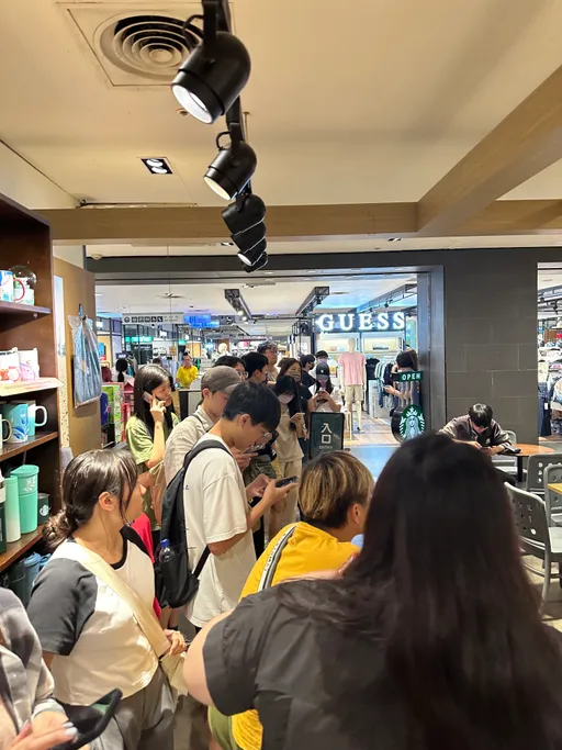 獨家|飢餓行銷害慘了!苦排3小時搶買BLACKPINK星巴克 結果讓他傻眼憤怒