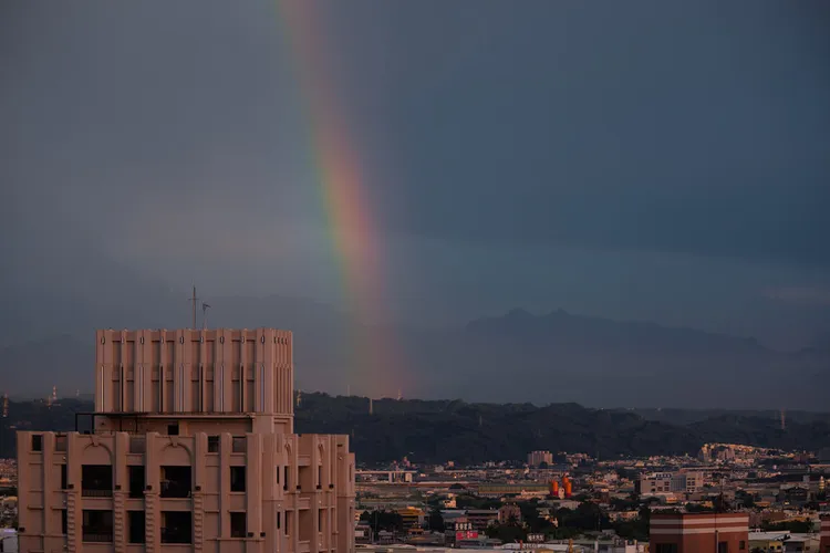 台中市區11日傍晚降下大雨，因能見度佳，甚至能見到遠處的玉山與彩虹一同出現，許多民眾紛紛拍下照片分享。（翁清雅提供）中央社