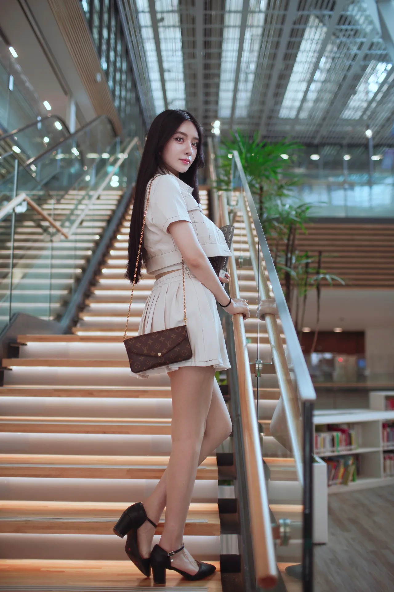 Angelina拍起照來不太笑,卻散發著冷冷的時尚感。