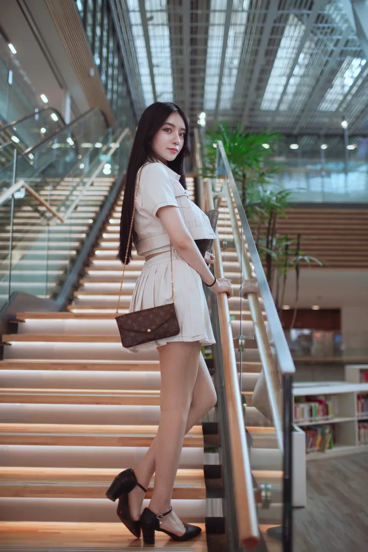 Angelina拍起照來不太笑，卻散發著冷冷的時尚感。