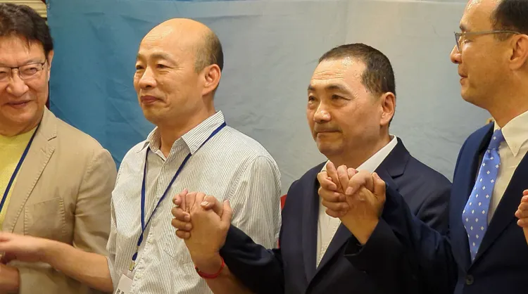 戰鬥藍發起人趙少康（左起）、韓國瑜、侯友宜、朱立倫合體展現團結氣勢。蘇柏銓攝