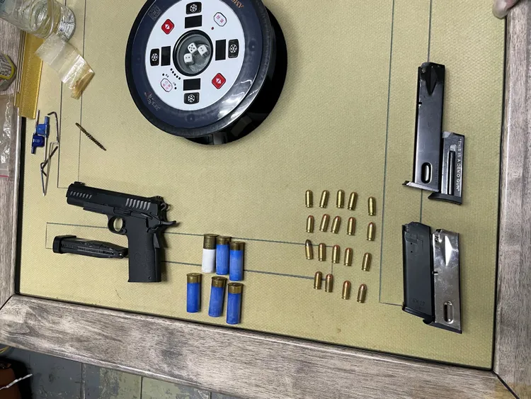 槍彈在程嫌高雄租屋處查扣。民眾提供