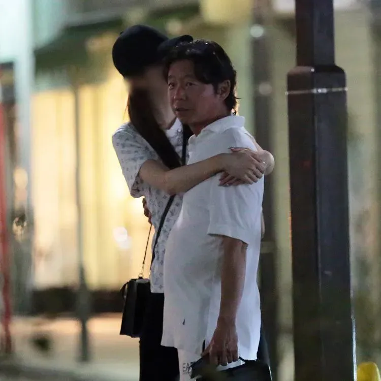 西村拓郎日前被拍到與女子在街頭狀似親密，該女穿著與神田宇乃同款LV上衣。翻攝《女性SEVEN》