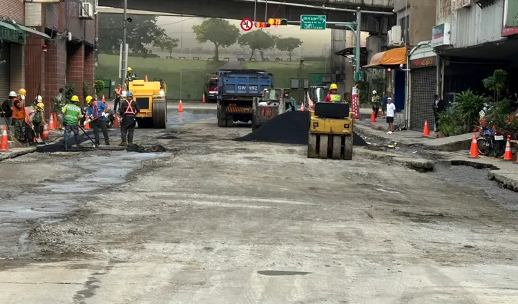 南京西路天坑搶修到前天展開路面鋪設。北市府提供
