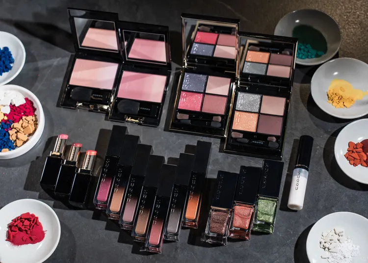 SUQQU今年秋冬彩妝以日本畫顏料「岩絵具」為靈感打造，展現層次之美。品牌提供