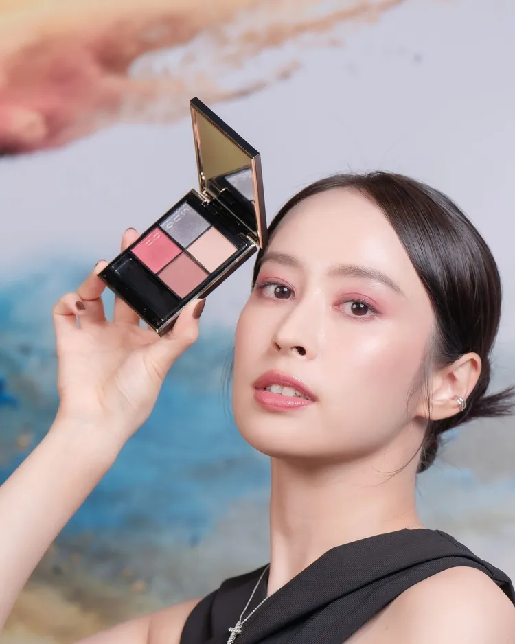 Model示範晶采盈緻眼彩盤#127褐砂。品牌提供