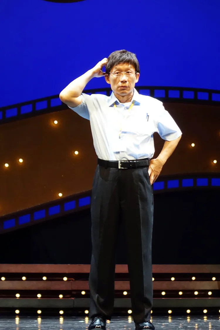 郭子乾扮演柯文哲維妙維肖。全民大劇團提供