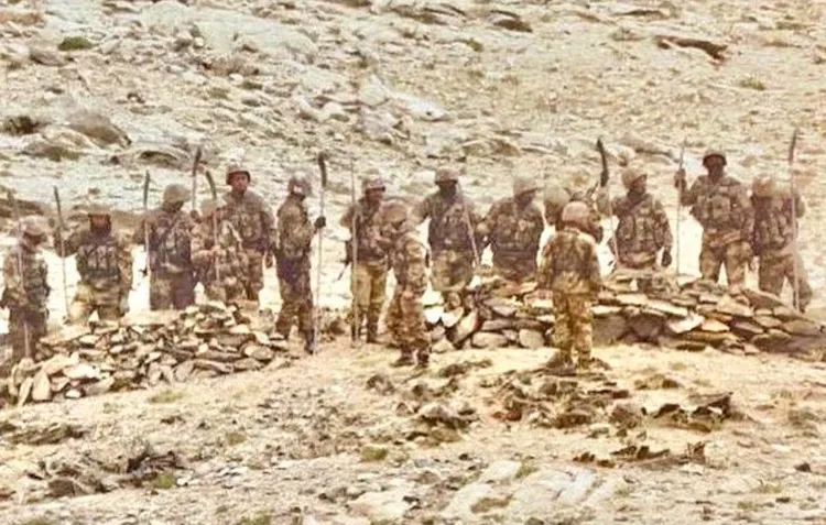 解放軍曾以關刀當武器，但是在高原稀薄空氣下，因為太重了，並不好使用。翻攝微博/騰訊新聞