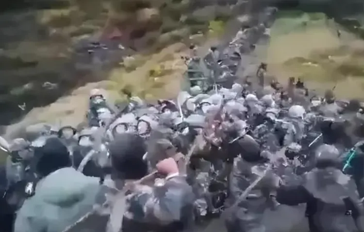 去年12月，中印邊界二國軍人發生衝突，印軍（近處）以鐵絲網擋住解放軍（遠處）後，再以長棍攻擊。翻攝微博/騰訊新聞