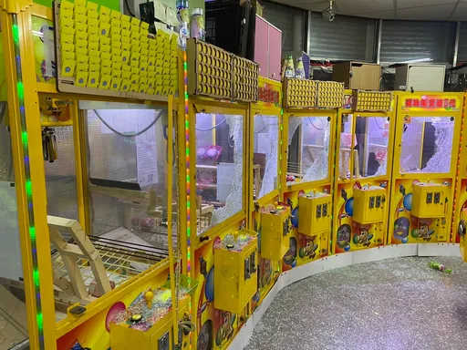 太難夾砸店洩憤?苗栗選物販賣機店被砸 30台夾娃娃機慘遭毒手