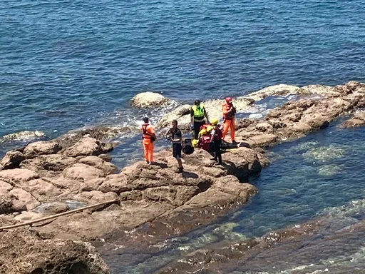 新北萬里獅子公園海域1民眾溺水 無生命跡象送醫搶救中