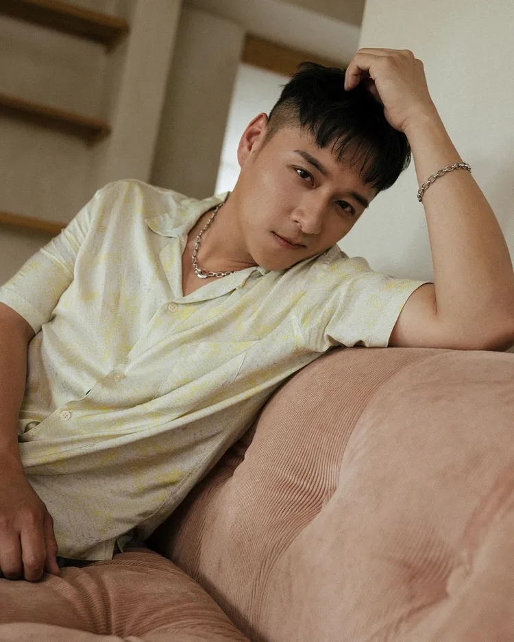 男星鄭仁碩戴上ALLSAINTS OT扣環造型項鍊。翻攝shuo1229 IG