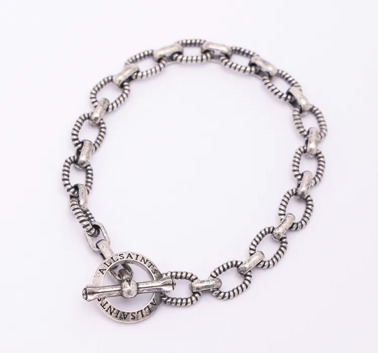 OT扣環造型手鍊，6380元。品牌提供