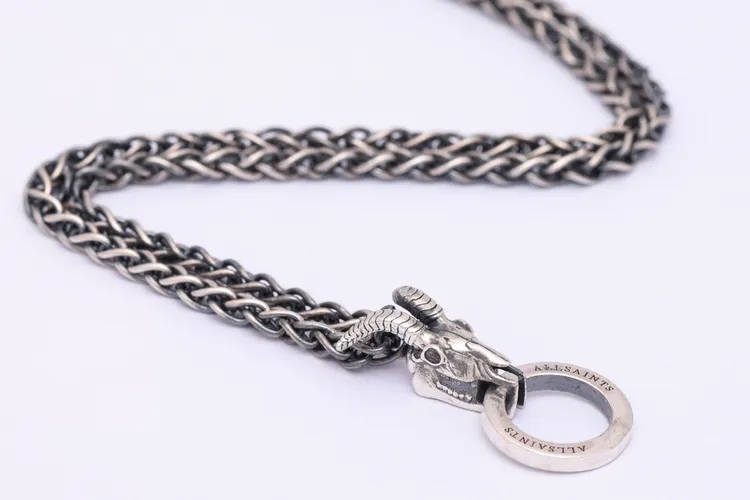 公羊頭咬環造型項鍊，8000元。品牌提供