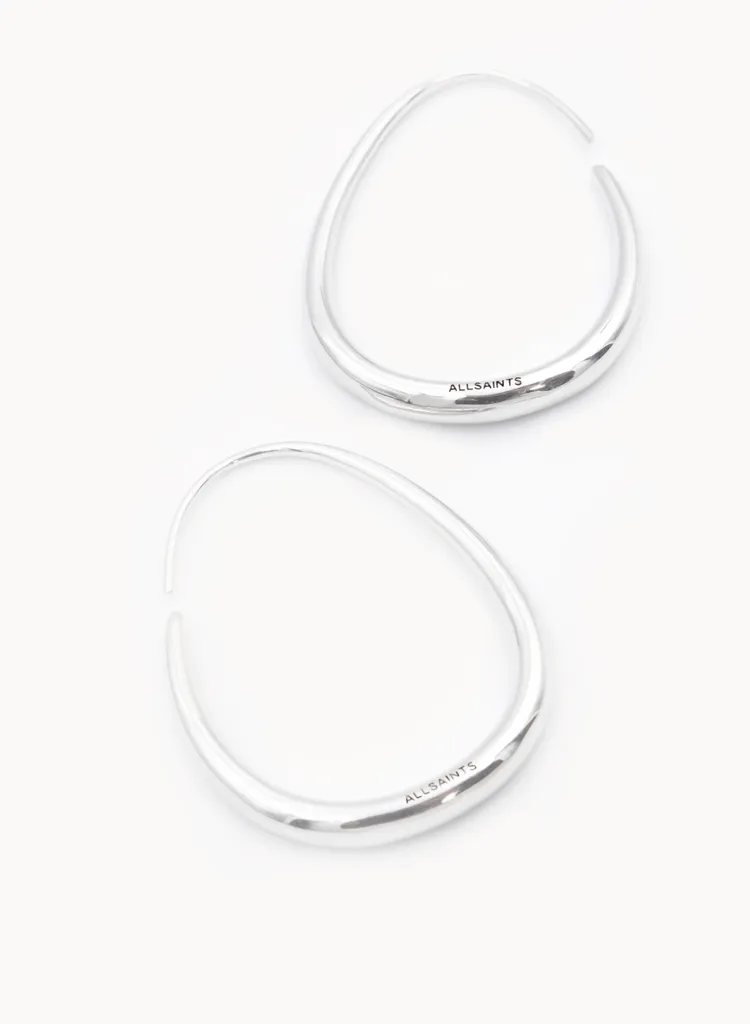 水滴造型耳環，4000元。品牌提供