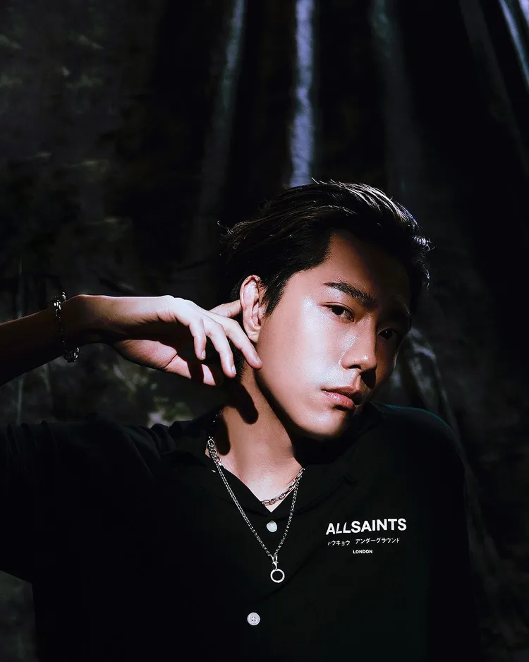 男星蔡凡熙近日也演繹了ALLSAINTS的個性飾品。翻攝caiven.c IG