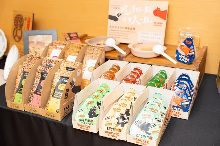 經發局持續協助傳統工廠轉型跨足為觀光服務業，透過全方位輔導，攜手不同產業的業者轉型，至今新北市已擁有22處觀光工廠及產業文化館。經發局提供