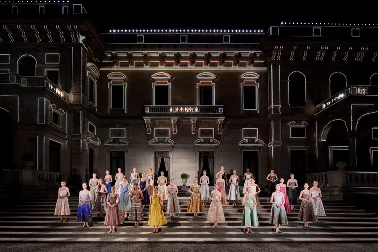 DIOR日前於義大利埃爾巴別墅中，發表了由Dior Joaillerie創意總監 Victoire de Castellane操刀的最新Les Jardins de la Couture高級珠寶系列。品牌提供