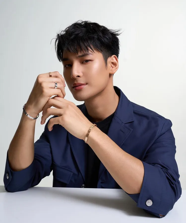 剛升任DIOR形象大使的泰國男星Apo，也在IG曬出佩戴Gem Dior珠寶的帥照。翻攝nnattawin IG
