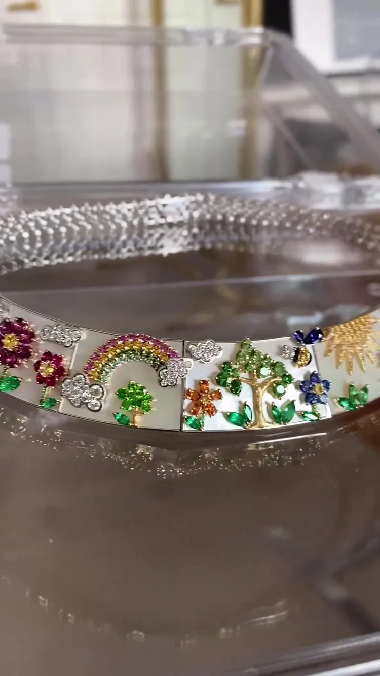 Mini Milly項鍊以童趣視角，重新詮釋了對迪奧先生尤關重要的Milly-la-Forêt花園。翻攝victoiredeCastellane IG