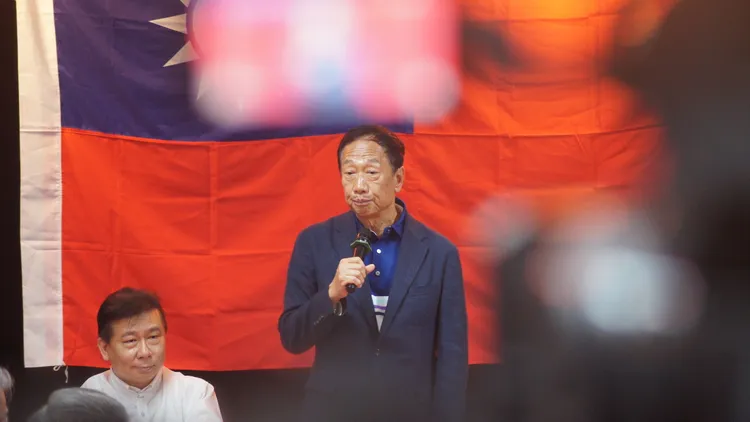 5/2郭台銘在高雄的座談會上，開場就向韓國瑜道歉。資料照片