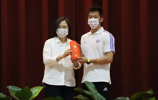 20萬元加菜金!蔡英文總統為世大運代表團授旗 勉勵選手突破自我