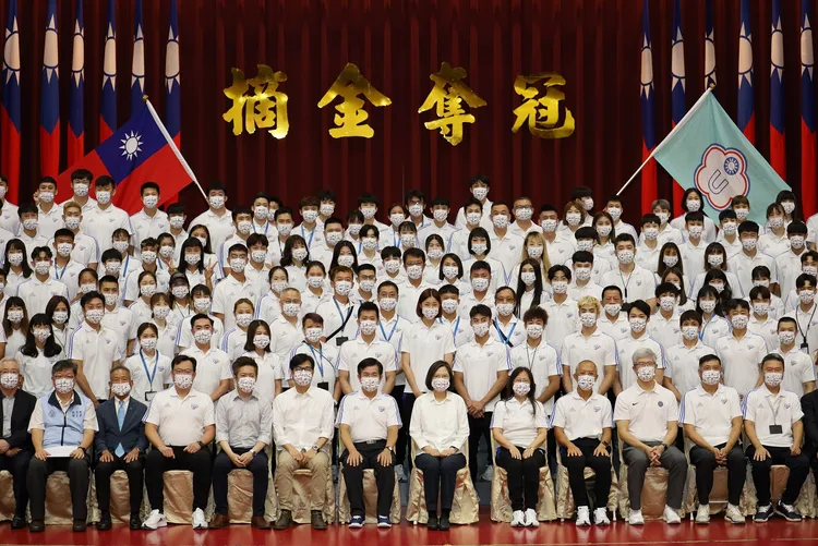 蔡英文總統為世大運代表團授旗典禮，與代表團全體隊職員合影。大專體總提供