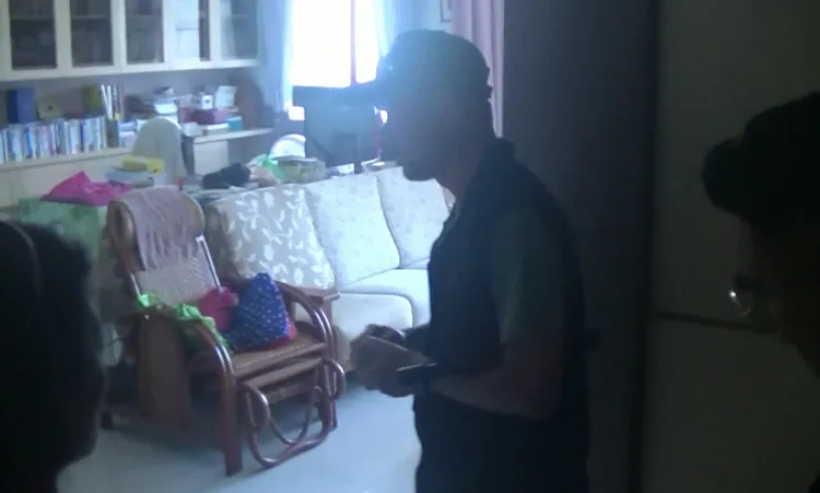 警方前往王男家中搜索。翻攝畫面