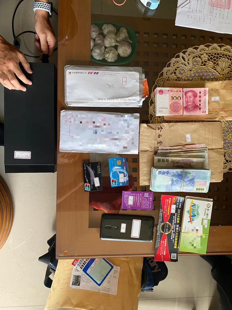 警方查扣證物。翻攝畫面