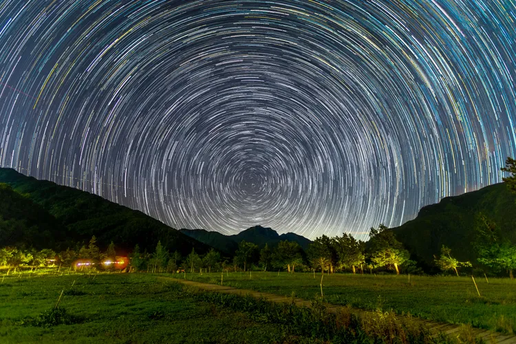 颱風前的熱帶性低氣壓讓武陵農場天空特別透澈，縮時攝影呈現滿天星斗的美景。武陵農場提供