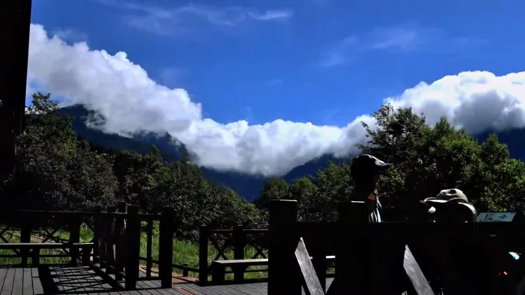 雲瀑透過縮時攝影急速流動，有如萬馬奔騰。武陵農場提供