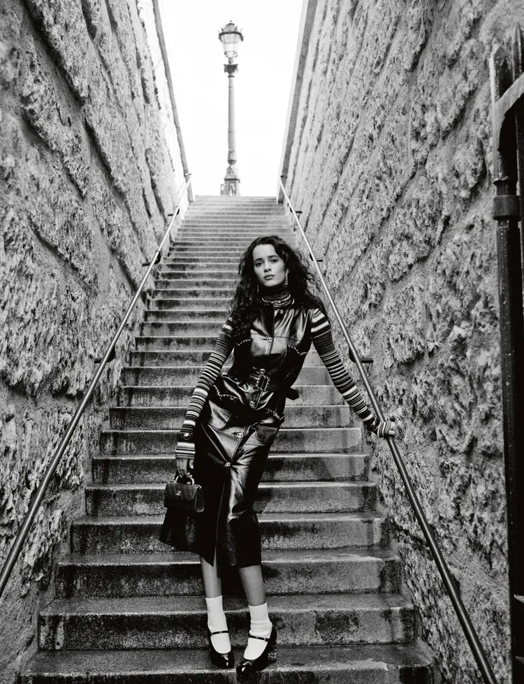 在塞內加爾藝術家 Malick Bodian的鏡頭下，Iman Perez以鍾情的巴黎地標為背景，呈現出極具香奈兒精神的2023／24 秋冬前導系列。品牌提供