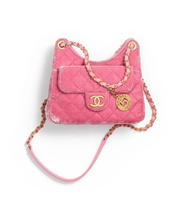 粉紅色菱格紋天鵝絨金屬鍊帶Hobo包，15萬4600元。品牌提供
