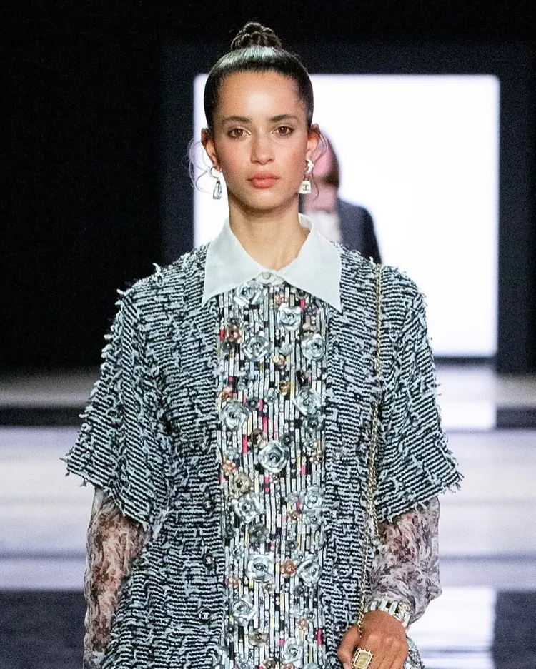 Iman Perez與香奈兒間有著深厚的淵源，近期更於品牌在東京重現的2022／23 Métiers d'art 工坊系列《香奈兒―達卡》大秀中露臉。翻攝imanperez IG