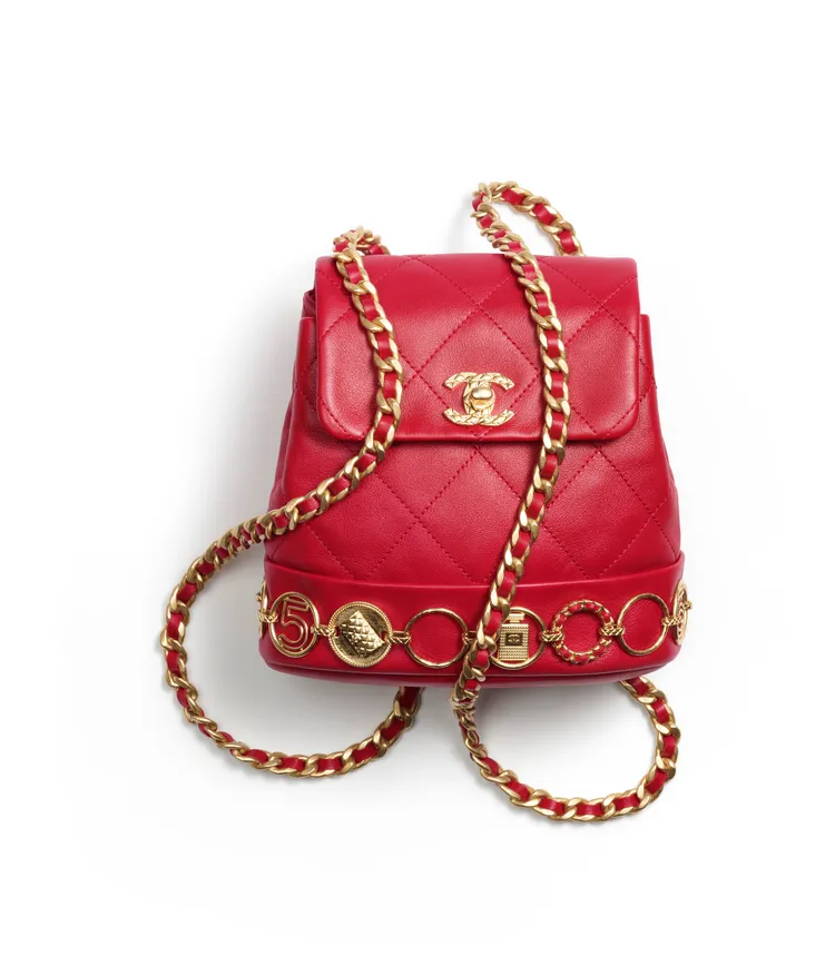 紅色菱格紋皮穿鍊雙肩背包，23萬8100元。品牌提供