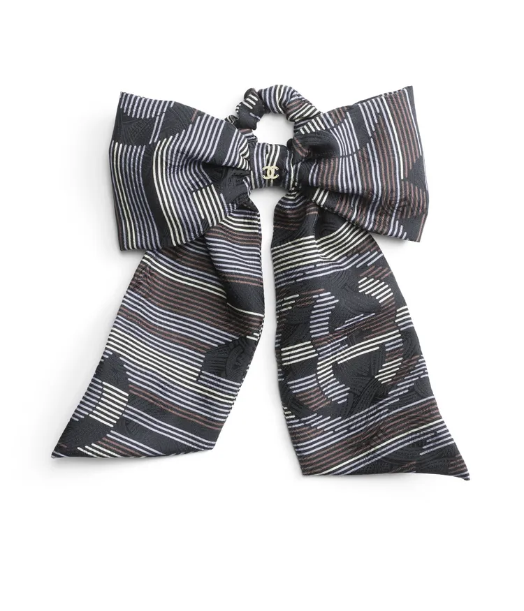 雙C logo印花蝴蝶結髮帶，2萬5200元。品牌提供