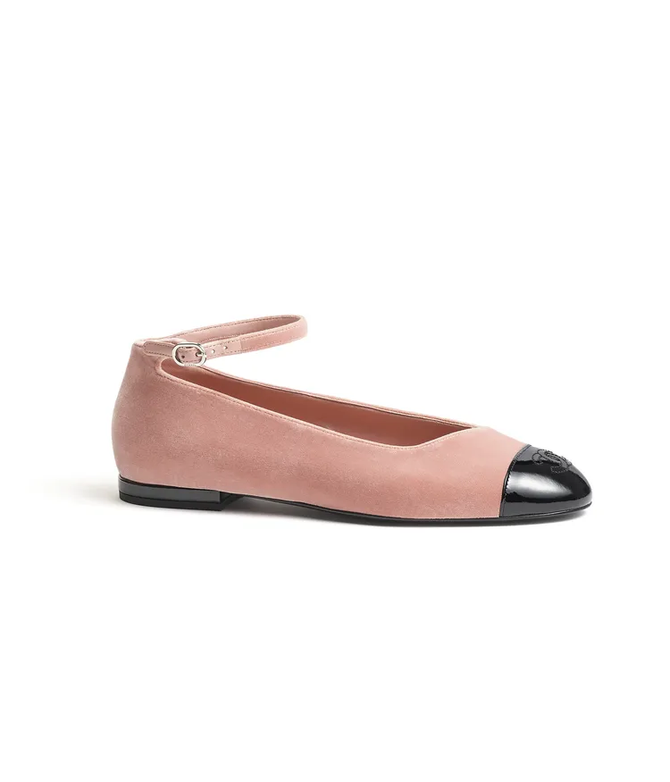 粉黑雙色繞踝繫帶瑪莉珍鞋，4萬2600元。品牌提供