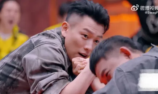 瘦子掰手腕大賽克服體型差　壓倒勝搞到對手翻白眼　