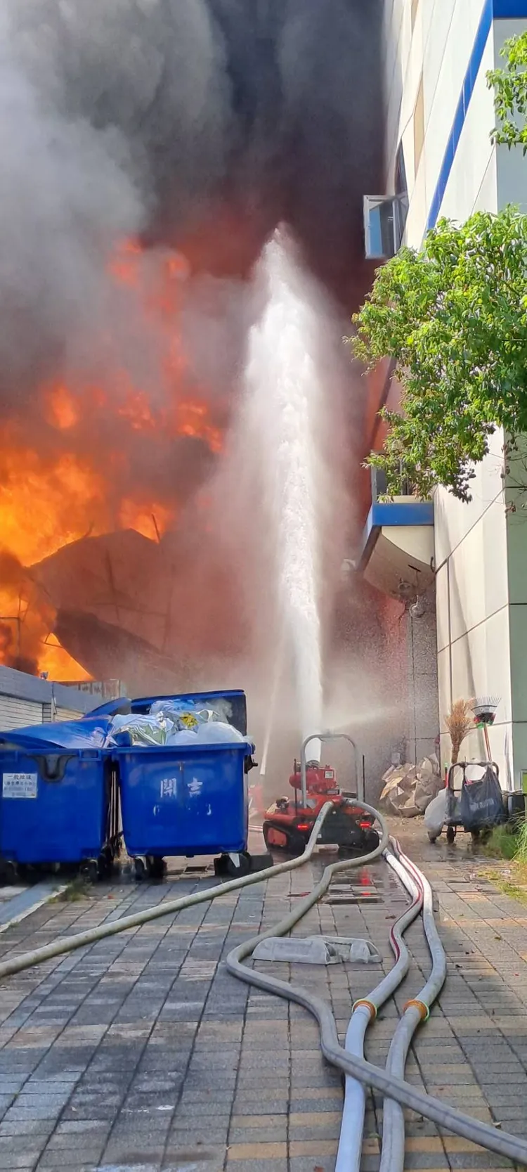 現場架起水線搶救。翻攝畫面