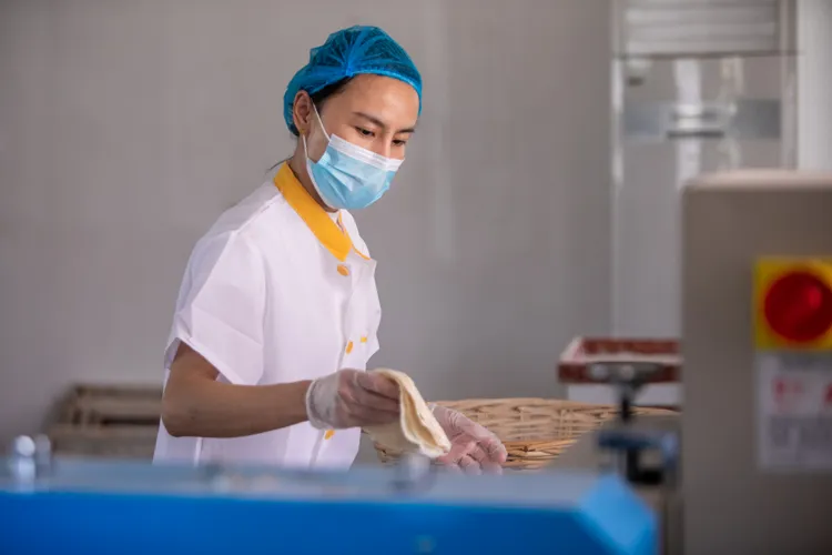 淄博燒烤帶動小餅業「一餅難求」盛況，但也只維持2個月。新華社