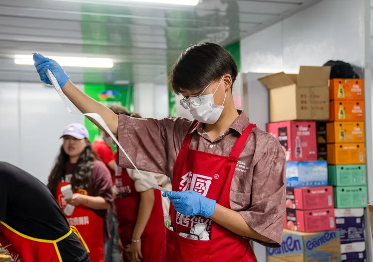 一名淄博燒烤的工作人員查看訂單。華社