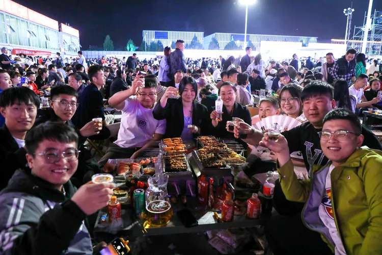 中國中國五一長假期間，到山東淄博吃燒烤的群眾。新華社