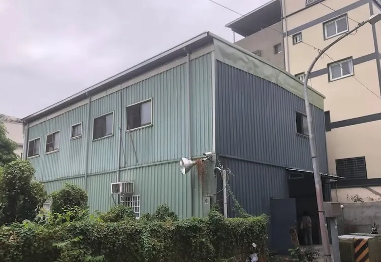 茶廠原址是巷內老舊鐵皮屋。正思惟齋提供