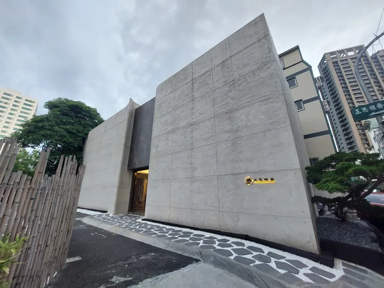 屋外用竹子圍籬，將紛擾都隔離在外，營造清靜的空間。凃建豐攝