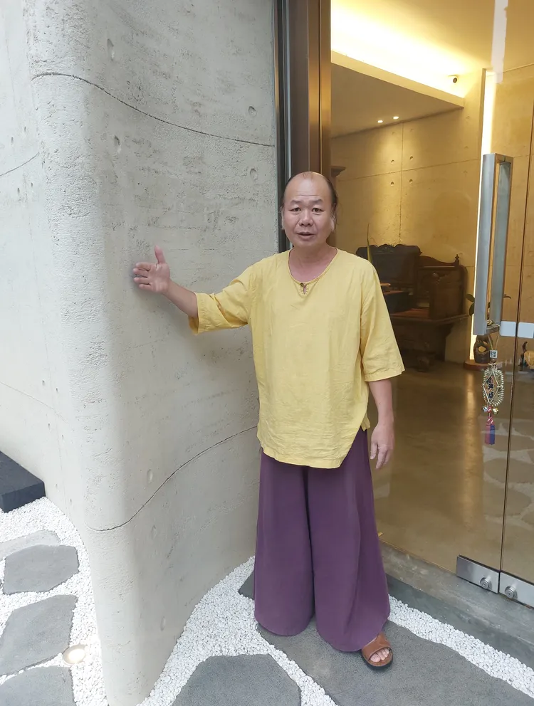 茶廠大門入口設計柔美而富茶禪寓意。凃建豐攝