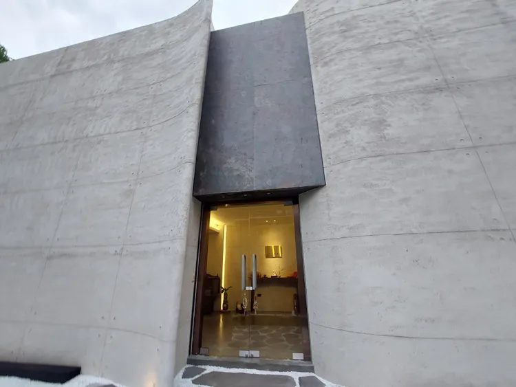 茶廠外牆用白水泥加澎湖白沙。凃建豐攝