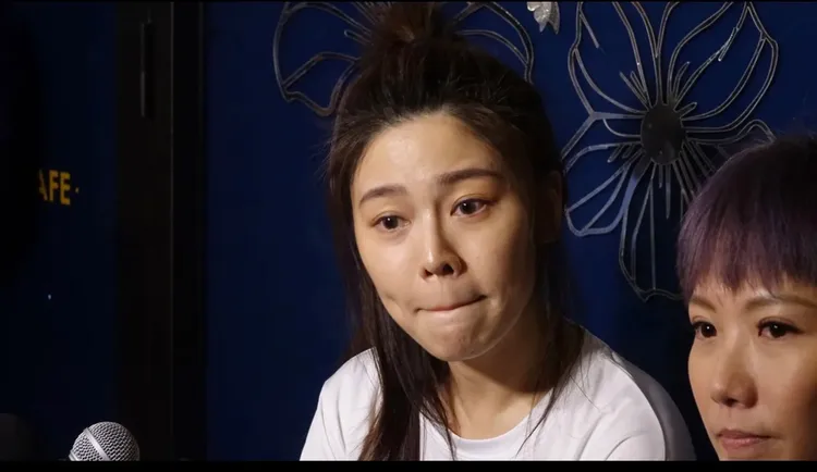 白家綺（左）去年12月身陷教會風波時受訪數度哽咽泛淚，右為隊長大牙。資料照片