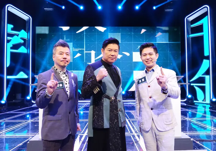 黃國倫（左） 難得遇到競敵浩爾（右），賽事一路膠著，主持人曾國城大呼競爭十分激烈。公視提供 